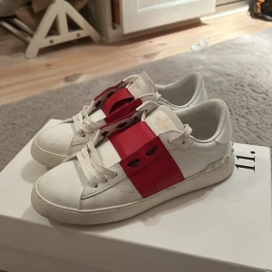 Röda valentino skor  - Valentino Open skor , jätte bra skick lite smutsiga men de går bort enkelt ! Knappt använda 