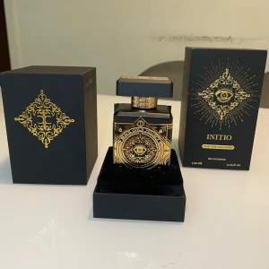 Initio, Oud for greatness - Doften öppnar upp med en kraftfull doft av äkta oud-trä och agarwood-olja. Denna parfym blir din personliga symbol för stil och självsäkerhet