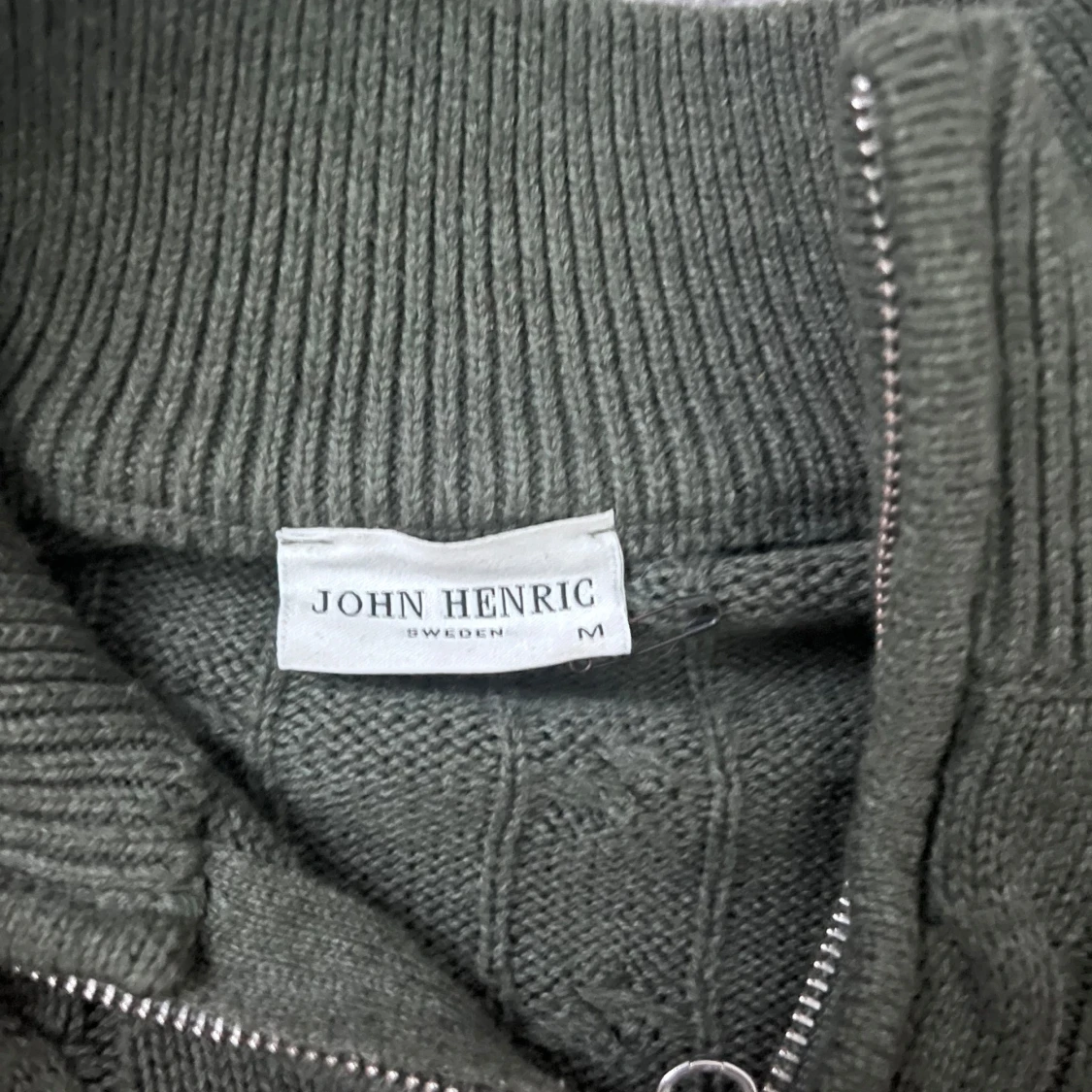 Mörkgrön halfzip från John Henric.  - 93