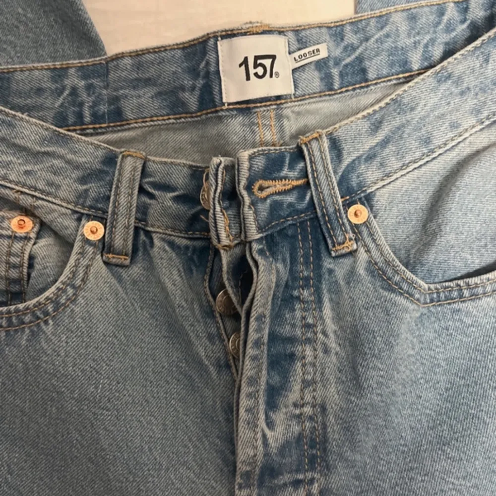 Ljusblåa jeans från lager 157 i modellen ”looser” helt nya aldrig använda endast testad. Har inte haft tillfälle att lämna tbx så säljer bara! Org pris: 400kr! Kom privat vid frågor och bilder . Jeans & Byxor.