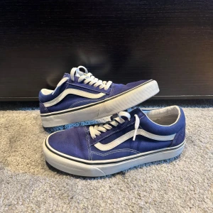 Vans skor - Tjena! Säljer nu mina Vans skor som inte kommer till användning längre. Skorna är riktigt snygga och riktigt bra skick!(nästan nyskick). Storlek 42,5. Tveka inte att höra av dig vid minsta funderingar eller frågor😊