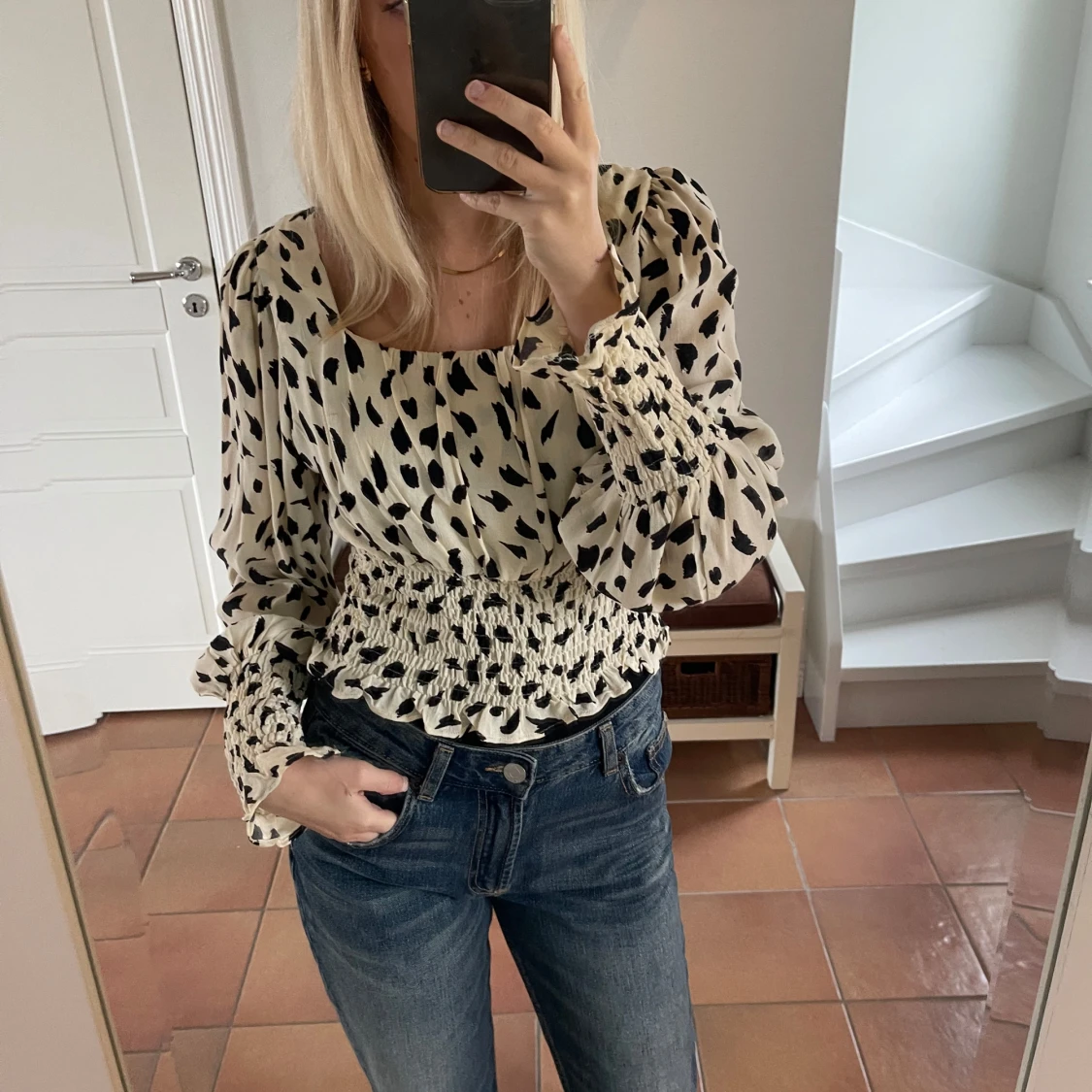 Mönstrad blus med smockdetaljer