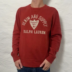 Ralph lauren tröja! - En as schysst sweatshirt från Ralph lauren. Storlek M och modellen på bilden är ca 182 cm. Fint skick., köp för endast 599kr! 