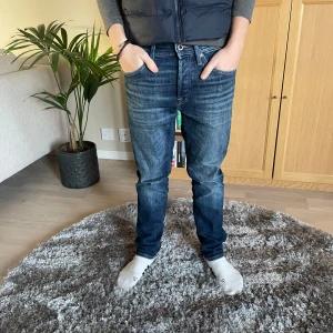 Jack and Jones jeans - Tja! Jag säljer ett par feta jeans från Jack and Jones i en snygg mörkblå färg. Jeansen är endast använda några gånger, nästan som nya. Om ni har några frågor tveka inte på att höra av er!  