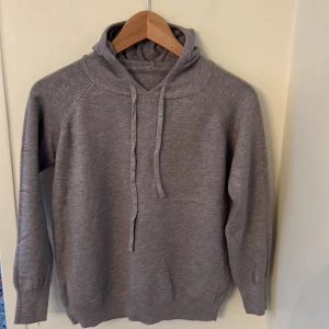 Grå hoodie i bomull - Säljer en  grå hoodie i mjukt bomullsmaterial. Perfekt för både höst och vår. Säljer eftersom de blev felköp och är för liten på mig. Enkelt att matcha med det mesta i garderoben! 