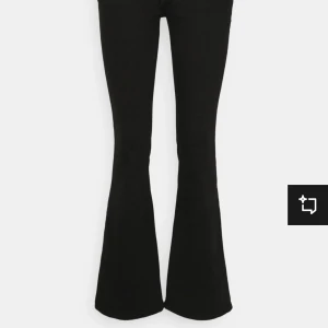 Low waist jeans - Snygga low waist bootcut jeans som har används fåtal gånger, men har lite skada längst ner på byxan. Säljer pågrund dom är för små❣️❣️Om du har fler frågor är de bara att skriva🥰