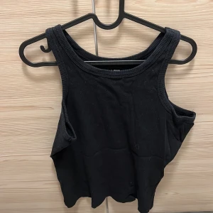 Svart linnetopp från Lager 157 - Säljer en enkel och  svart linnetopp från Lager 157 i storlek L. Har använts som sovlinne