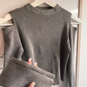 Grå ribbad offshoulder tröja - Säljer en superfin grå ribbad tröja med offshoulder-design. Perfekt för både vardag och fest! Den är i ett mjukt och stretchigt material som sitter bekvämt. Passar perfekt till höst och vår. Skicka ett meddelande vid intresse!