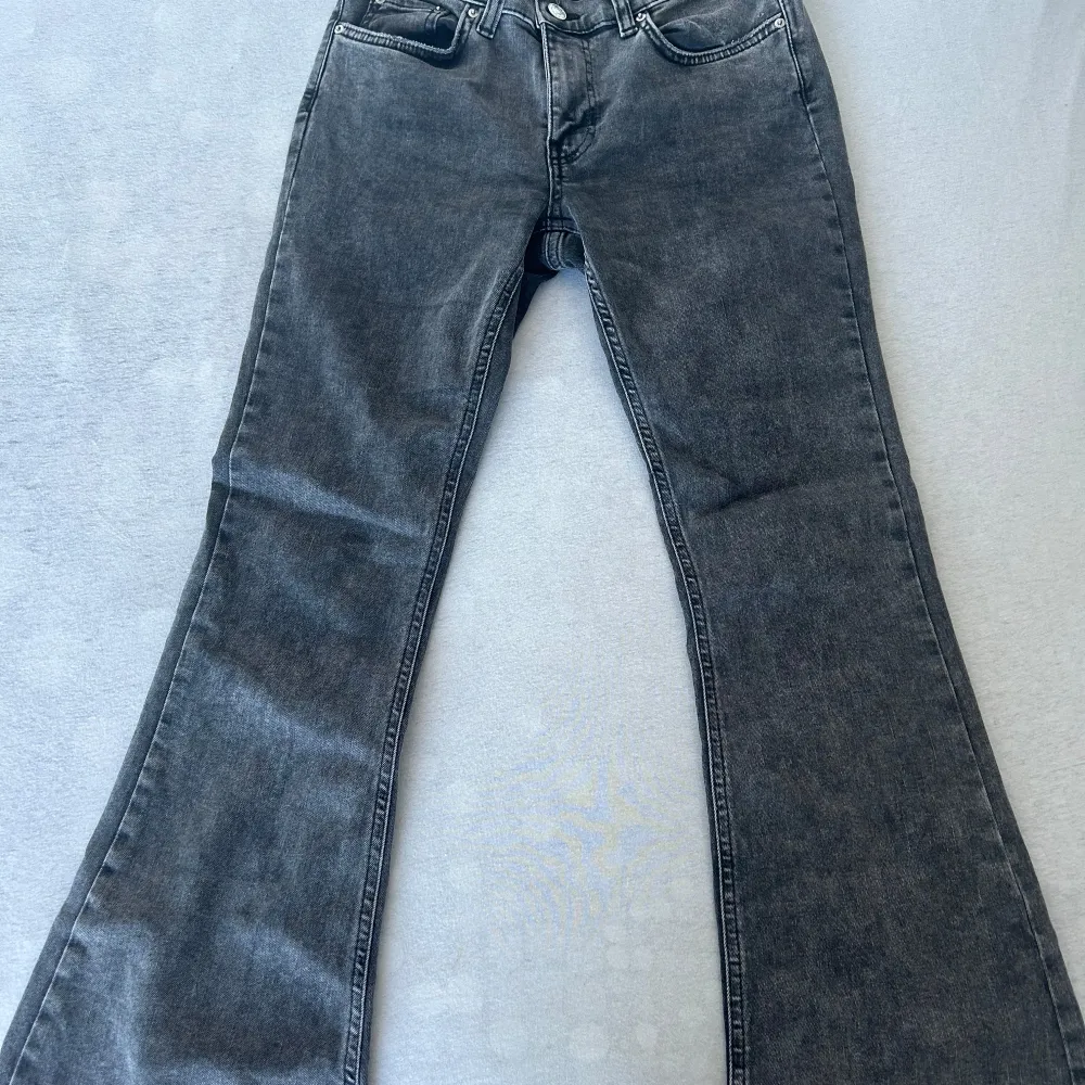 Säljer ett par snygga grå bootcut jeans i mycket bra skick.  . Jeans & Byxor.