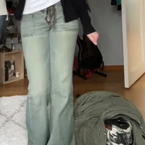 Lågmidjade bootcut jeans - Så coola lågmidjade bootcut jeans. Bra skick förutom att snöret där framme gått sönder, men det går enkelt att lösa med annat snöre, skosnöre eller liknande💞