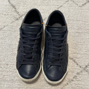 philipe model skor - Säljer mina skor som fortfarande är i fint skick samt mycket kvar att ge. Kveka inte på att höra av dig vid några funderingar. 