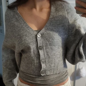 Tjock mysig kofta! - Jag säljer denna mysiga koftan då jag inte använder den. Superskön kofta i kvalitet från Gina Tricot. Använd en gång! Nypris: 399 kr