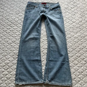 Levi’s jeans - Ett par snygga bootcut jeans från Levi’s i stretch. Slitage på sina ställen men gör att det ser mer vintage ut och är mer ljusblåa än på bilderna. Hål förekommer, visas på sista bild samt lite på fickorna där bak. Skriv gärna om ni har några frågor!!