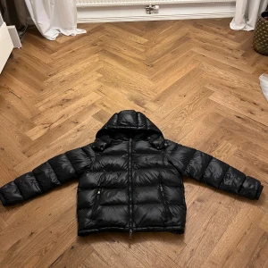 Polo ralph laruen Jacka svart - Storlek L, är i väldigt bra skick utan några som helst skador/ slitage, nyköpt och har bara använts senaste vintern.