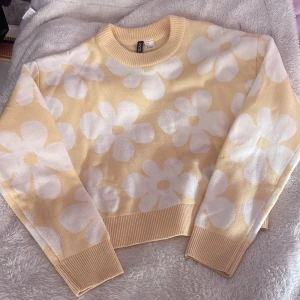 Gul Tjöra med blommor på - Använda några fåtal gånger, inga fläckar,inga hål. Säljer då den inte kommer till användning längre💛