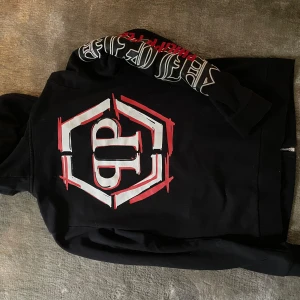Philipp Plein 12-13 år - Svart Philipp Plein Junior hoddie. Mycket fint skick! Skinndetaljer på ärm. 