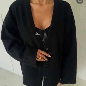 Svart cardigan från avora  - Svart cardigan från avora, knappt använd och säljs då den inte kommer till användning, nypris 1800kr🤍