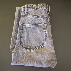 Svarta jeans  - Ett par svarta jeans i bra skick😊 Nypris på 400kr