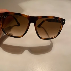 Rayban boyfriend - Säljer mina rayban boyfriend som ser helt nya ut. Finns inga repor eller skador. Hör av dig vid funderingar eller om du vill ha fler bilder. 