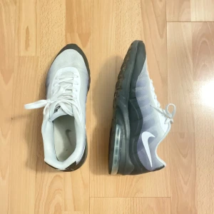 Nike air max invigor - Säljer ett par Nike Air Max i vitt och svart. De har en snygg design med synlig luftdämpning i sulan och klassisk snörning. Skorna är i bra skick.