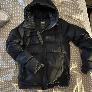 Helly Hansen vinterjacka - Snygg hellyhansen vinter jacka i storlek xl men sitter som en M, jag är 185. Nypris ca 2000kr!