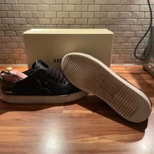 Hej! Nu säljer jag dessa feta Clean 90 Triple Bee Bird Sneaker Black | Strl: 42 | Skick: 7/10 därav priset | Retail: ca 2400kr | Inköptes förra året på Care Of Carl | Medföljer box och dustbag | Skriv för ytterligare frågor🍾  Mvh Tim