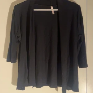 Kort armäd kofta  - fin som passar olika toppar 