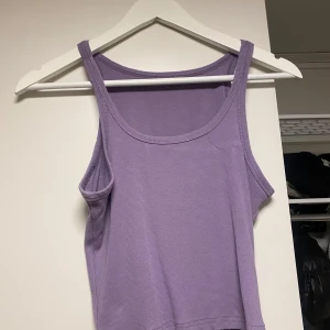 Lila ribbad linnetopp - Lila ribbat linne från SHEIN. Hittar ingen lapp men tror det är S. Använd flitigt men inget jag tycker syns.
