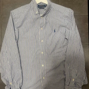 Ralph lauren skjorta xs herr  - En jätte snygg Ralph lauren skjorta i storlek 14-16 år/ xs herr. Använd fåtal gånger. Nypris 1199, köpt ny för något år sedan! Bara att skriva ifall ni har frågor! Priset är diskuterbart. 