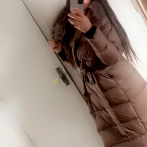 Vinter jacka päls  - Säljer denna fina jacka från feminina  Använd 1 gång, inte kommit till användning då jag har den svarta också. Strl s 2500 Skicket är helt som ny  Storlek s  Är du osäker på storlek får du pröva den men skulle säga xs-m 