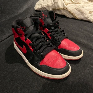 Jordan mid - Jordan mid i röd svart färg. Använda men väldigt sparsamt. Storlek 42