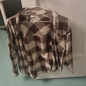 Flannelskjorta - Säljer flannelskjorta från hm divided. Kontalta vid frågor,intresse eller liknande!🫶