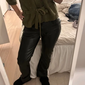 Skinnbyxor - Jättefina skinnbyxor 🩷🩷lite lite korta på mig som är ish 168cm.