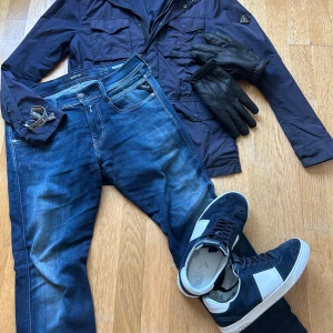 J Lindeberg field jacka - Otroligt snygg j lindeberg field jacka i storlek S . Skick 9/10 . Pris 999kr . Vid intresse hör av er