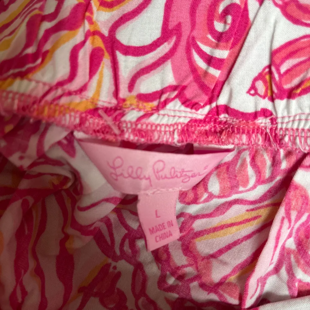 Superfin och färgglad kjol från Lilly Pulitzer i storlek L. Kjolen är kort och gjord i ett lätt material som känns skönt mot huden🥰. Kjolar.