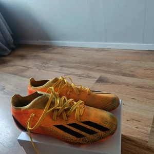 Fotbollskor  - Bra fotbollskor storlek 39,5. Använda men bra sckik går att använda väldigt länge  Ny pris 1500 kr
