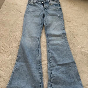 Lågmidjade jeans - Säljer mina supersnygga lågmidjade jeans som tyvärr inte passar mig längre då de har blivit för korta. Storleken är 14 år men passar xs/s! Köpte de för 700kr i USA men säljer för 300