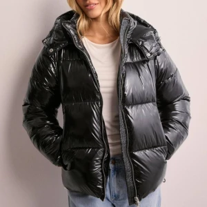 Nelly shiny pufferjacket - Säljer då jag inte hann att skicka tillbaka den i tid och den var lite stor för mig❤️ Köpt för 800kr😊 Aldrig använd endast testad! Prislappen sitter kvar☺️Finns inga defekter på jackan❤️Köp gärna via köp nu knappen😊