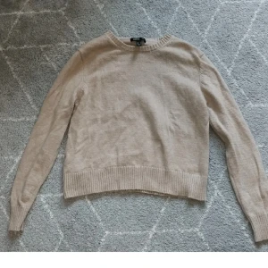 Beige stickad  - Säljer denna beiga stickade långärmade tröjan i storlek M, den är tight så skulle mer säga S. Inga defekter.