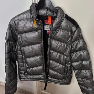 Parajumper Technopuffer Dam - Ett år gammal Parajumper Technopuffer i storlek S. Sparsamt använd i nyskick. 