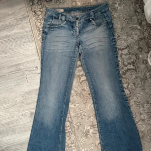 Low waist bootcut jeans  - Jag har sprättat upp dom så dom är långre  Midjemått: 40 Innerbenslångden:80cm