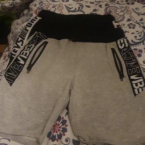 Barn shorts - 2 sköna barnahort i svart och grå. Den svarta har ett liter hål men inget problem för den händige.  Säljes tillsammans.