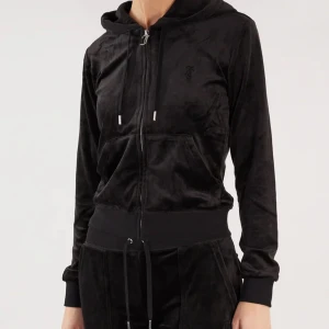 Juicy couture set - Säljer nu mitt svarta juicy couture set!💗 Båda delarna är i stl:XS och i mycket fint skick!