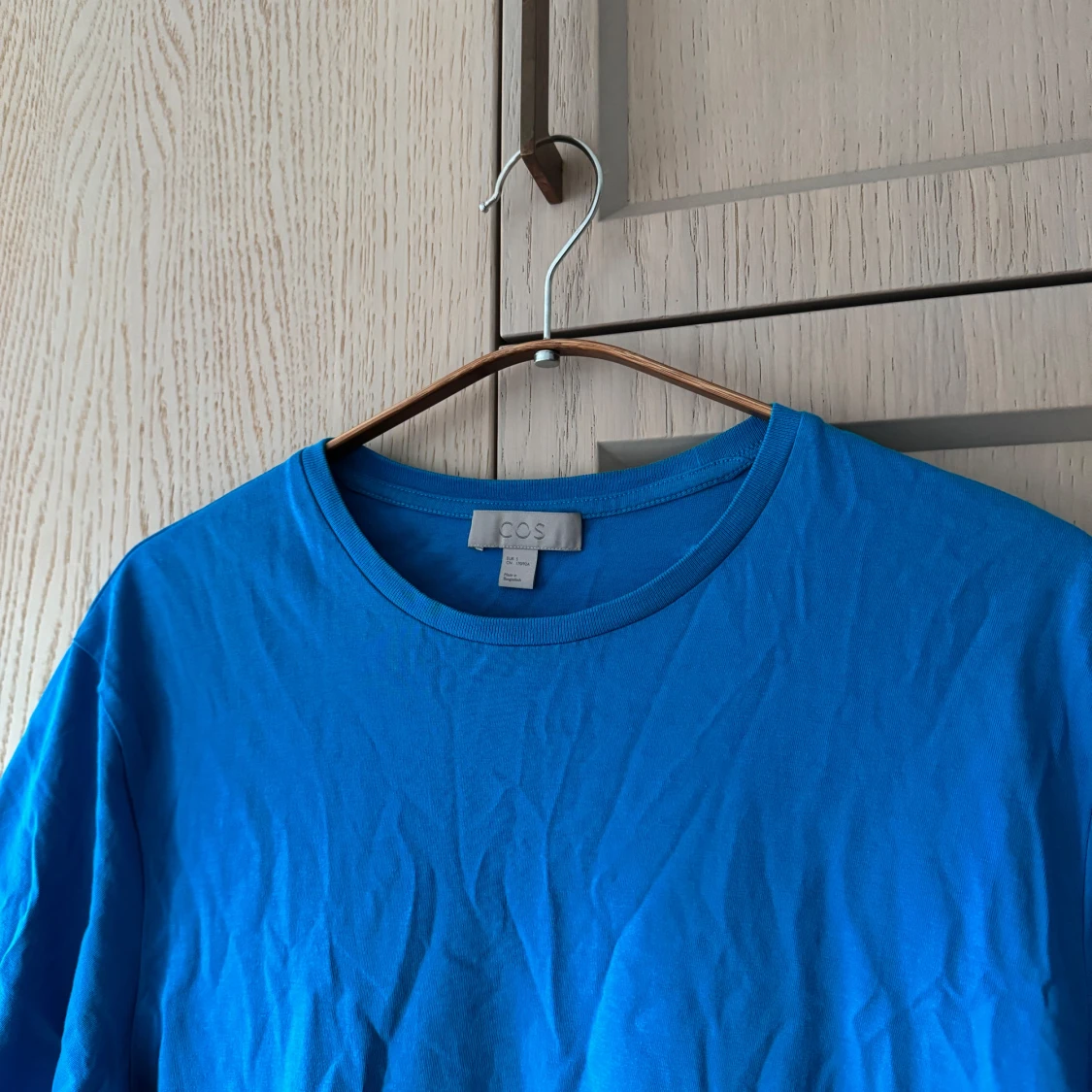 Blå t-shirt från COS - Storlek S - 92
