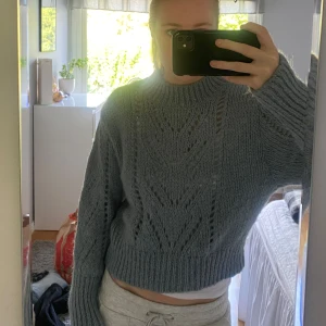 Stickad tröja - En fin stickad tröja från Zara. Står storlek L men skulle säga att den passar xs-m beroende på hur man vill att passformen ska vara.
