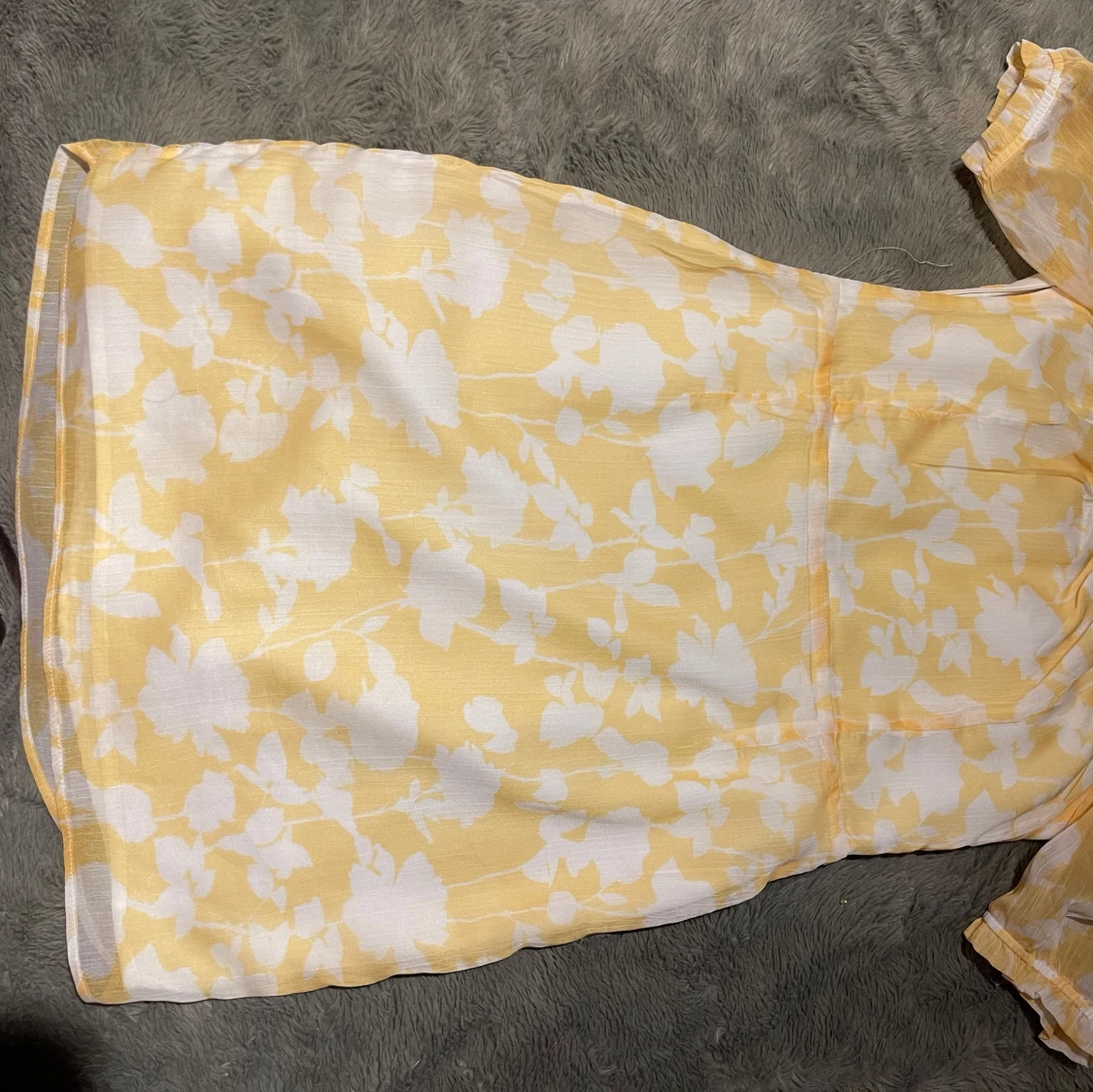 Gul och vit blommig klänning - 90