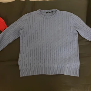 GANT Tröja - Säljer denna stiliga GANT Tröjan. Köpt för 1499:- och den är i super bra skick, inga skador. Har ägt den i 2 månader cirka och säljer den eftersom det är fel storlek för mig. Det är strl 170 cm 15 år men sitter som en XS/S. Pris kan självklart diskuteras!!✅ 