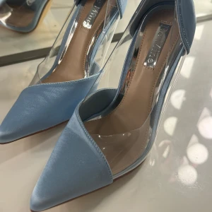 Pumps - Säljer världens gulligaste klackskor då dom tyvärr var försmå för mig. Endast testade, storlek 38 men då dom var lite små skulle jag säga de är 37. Frakt tillkommer. Hör gärna av dig vid frågor eller fler bilder!