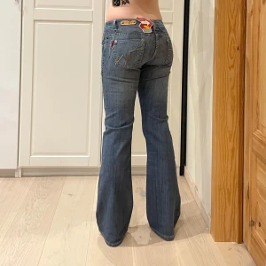 Lågmidjade bootcut jeans💕 - Nya med lappar kvar!! Midja 37 cm rakt över, innerben 79 cm o gren 19💕ja e 169 o xs-s o de sitter bra men åt det tajta hållet uppskattar därför till xs 