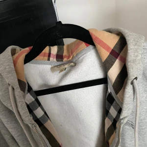 Burberry  - Jätte bra skick inga skador  Skriv gärna prisförslag eller eventuella byten!